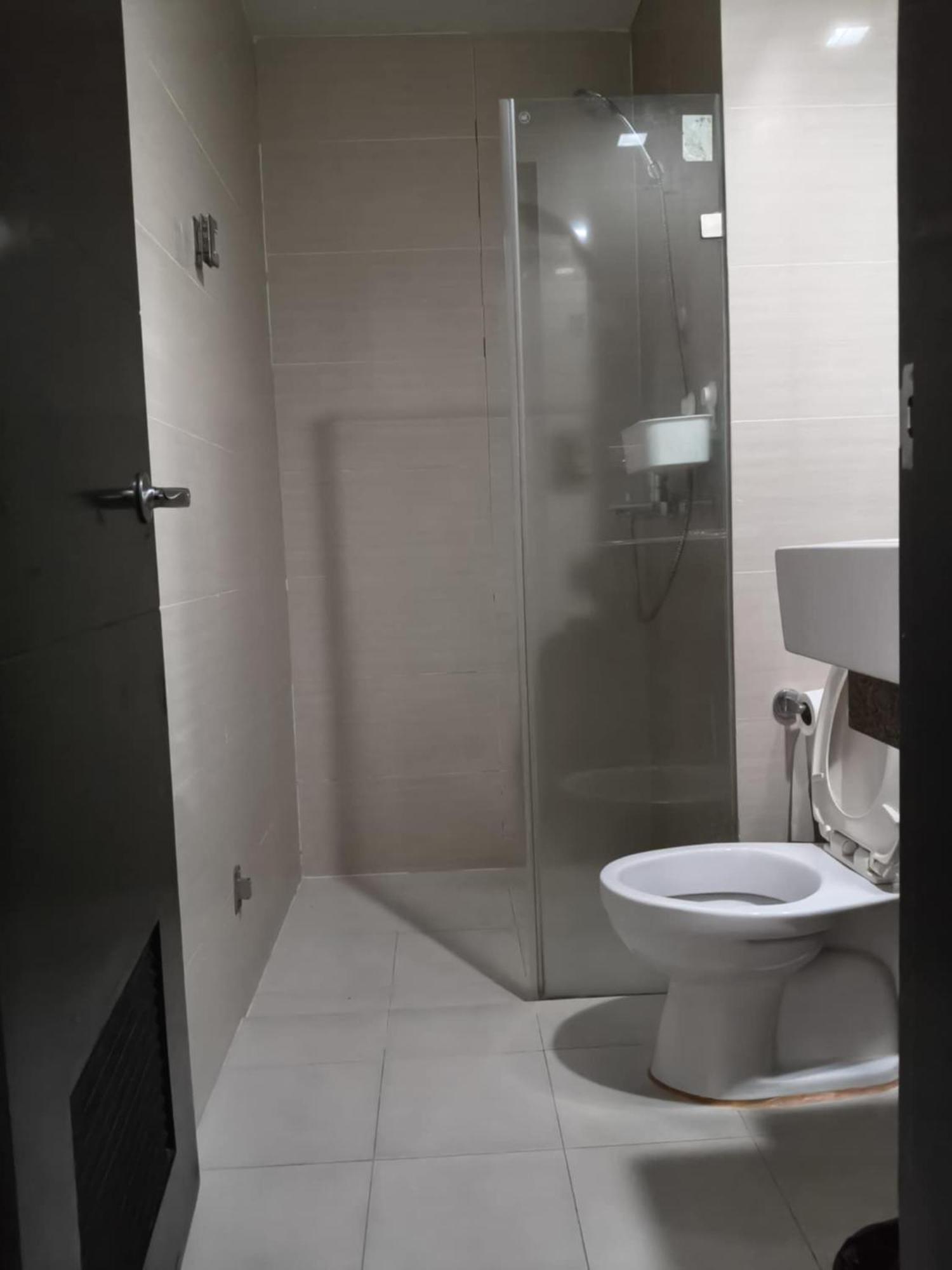 Henry'S Newport Condotel Pasay Exterior foto